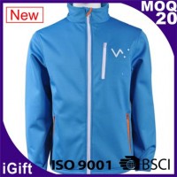 jaket ritsleting biru dengan logo