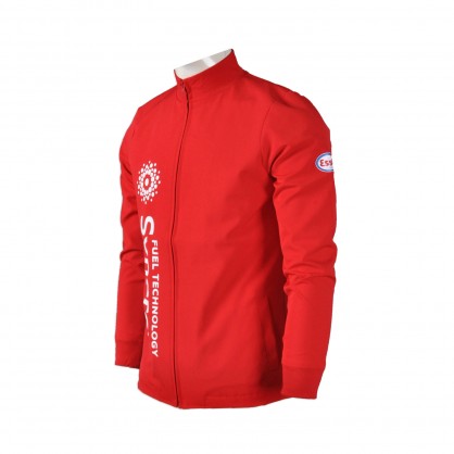 pria jaket militer merah