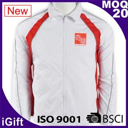 jaket ritsleting putih dengan logo